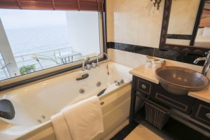 Huong Hai Sealife Cruise Bathroom